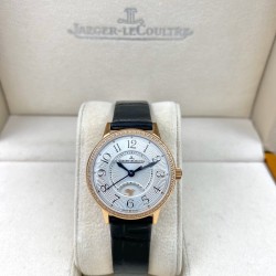 JAEGER-LECOULTRE积家女款RENDEZ-VOUS约会系列。尺寸：29mm搭载日本进口全自动机械机芯  正品版本机芯主版  功能：日夜星晨、时分秒显示功能 ，展现出昼的灿烂与夜的浪漫(刚刚的相遇，[玫瑰]刚刚的缘分，[爱心]刚刚的时间，愿幸福快乐与您相伴)