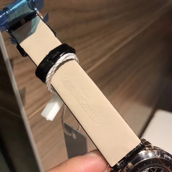 实拍 积家约会系列月相腕表延续了约会系列的独特美学,以珍珠母贝打造一轮皎洁明月,伴以钻石镶饰的璀璨星光,衬于深邃的蓝天表盘之上,可谓“晃所有人的眼,露自己的脸”,将女士的优雅浪漫萦绕腕间,俘获了芳心无数。进口石英机芯,蓝宝石镜面,原装折叠扣,表盘宽34mm,厚9mm。 实拍 积家约会系列月相腕表延续了约会系列的独特美学,以珍珠母贝打造一轮皎洁明月,伴以钻石镶饰的璀璨星光,衬于深邃的蓝天表盘之上,可谓“晃所有人的眼,露自己的脸”,将女士的优雅浪漫萦绕腕间,俘获了芳心无数。进口石英机芯,蓝宝石镜面,原装折叠扣,表盘宽34mm,厚9mm。