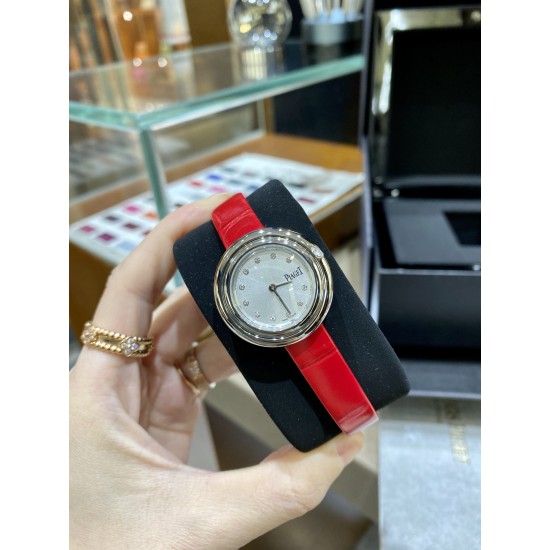 全网女生听我的!买它…❤️。 伯爵“时来运转”顶级奢侈品入门款精致的 29mm尺寸大小!第一眼看到它的时候我一眼就中,首先是外观设计足够百搭,➕上外层一圈可来回转动 很有寓意、一起“转动,遇见非凡”。上手很秀气,彩色鳄鱼皮可轻松拆卸 看上去就高端,机芯采用瑞士进口石英机芯,螺旋式表圈316L精钢打磨抛光 表面光亮如镜、表盘内圈钻石刻度 11颗⭕️圆形美钻(约0.07克拉)外圈一颗圆形美钻(约0.05克拉) 全网女生听我的!买它…❤️。 伯爵“时来运转”顶级奢侈品入门款精致的 29mm尺寸大小!第一眼看到它的时候我一眼就中,首先是外观设计足够百搭,➕上外层一圈可来回转动 很有寓意、一起“转动,遇见非凡”。上手很秀气,彩色鳄鱼皮可轻松拆卸 看上去就高端,机芯采用瑞士进口石英机芯,螺旋式表圈316L精钢打磨抛光 表面光亮如镜、表盘内圈钻石刻度 11颗⭕️圆形美钻(约0.07克拉)外圈一颗圆形美钻(约0.05克拉)