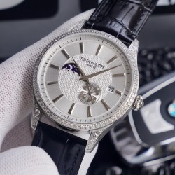2⃣0⃣2⃣0⃣最新款百达翡丽《Patek Philippe》月[月亮]相[太阳]系列！九字位日月星辰功能，独特的4时位小秒logo，搭载原装进口call8219月相机芯(0返修0售后），蓝宝石玻璃镜面，进口意大利牛皮 ，（可配钢带）尺寸40mm，厚度10mm，三度防水性能，简约商外观，让你感受傲慢绅士气息，完美彰显其百达翡丽腕表的皇家血统，值得全球称赞。⚠️请认准独家品质