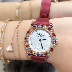 实拍 推出一款性价比超高的萧邦糖果珠宝定制款！萧邦-Chopard 当华美珠宝邂逅钟表技艺，萧邦通过极致工艺将两者合一，奉献出绝世佳作 这件珠宝腕表作品凝聚了来自于Chopard萧邦珠宝工坊的工艺精华，将珠宝化身为腕表，绽放出无与伦比的璀璨光华 搭配进口石英  娟丝表带