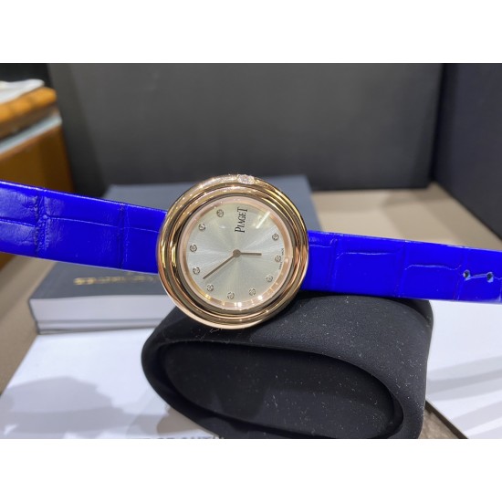 全网女生听我的!买它…❤️。 伯爵“时来运转”顶级奢侈品入门款第一眼看到它的时候我一眼就中,首先是外观设计足够百搭,旋转式表圈可自由转动,外层一圈可来回转动 很有寓意、一起“转动,遇见非凡”。百搭中号34尺寸!上手很秀气,彩色鳄鱼皮可轻松拆卸 看上去就高端,机芯采用瑞士进口石英机芯,螺旋式表圈316L精钢打磨抛光 表面光亮如镜、表盘内圈钻石刻度 11颗⭕️圆形美钻、外圈42颗圆形美钻 全网女生听我的!买它…❤️。 伯爵“时来运转”顶级奢侈品入门款第一眼看到它的时候我一眼就中,首先是外观设计足够百搭,旋转式表圈可自由转动,外层一圈可来回转动 很有寓意、一起“转动,遇见非凡”。百搭中号34尺寸!上手很秀气,彩色鳄鱼皮可轻松拆卸 看上去就高端,机芯采用瑞士进口石英机芯,螺旋式表圈316L精钢打磨抛光 表面光亮如镜、表盘内圈钻石刻度 11颗⭕️圆形美钻、外圈42颗圆形美钻