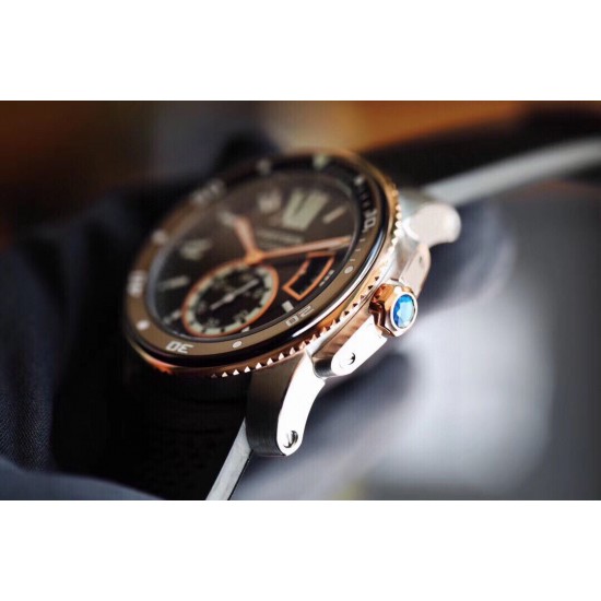 Cartier 卡地亚 卡利博CALIBRE DE CARTIER系列,316精钢表壳,陶瓷夜光圈口,尺寸42mm,搭载全自动机械机芯,进口天然橡胶表带,Super LumiNova夜光涂层三角时标,时尚与运动结合的潜水表硬朗而霸气,彰显气质。 Cartier 卡地亚 卡利博CALIBRE DE CARTIER系列,316精钢表壳,陶瓷夜光圈口,尺寸42mm,搭载全自动机械机芯,进口天然橡胶表带,Super LumiNova夜光涂层三角时标,时尚与运动结合的潜水表硬朗而霸气,彰显气质。