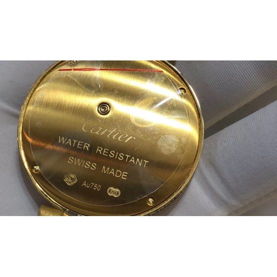 Cartier-卡地亚 创意宝石BESTIAIRE系列 HPI00480 珐琅 40毫米 石英机芯 女士腕表 黄金表盘 镶钻 半透明黄色内填珐琅 2只黄金蜜蜂装饰 镶嵌明亮式切割圆钻 黄色钻石及黑色珐琅条纹 4枚祖母绿蜂眼 这款腕表由尊贵超凡的金属雕琢而成 并衬以珍奇夺目的宝石 堪称高级珠宝中的真正典范 不仅如此 把一株繁茂的植物或者一只惊艳的动物设计成为表盘的造型 既给品牌创意增添了一丝神秘 又在作品中蕴藏了一份雅致 Cartier-卡地亚 创意宝石BESTIAIRE系列 HPI00480 珐琅 40毫米 石英机芯 女士腕表 黄金表盘 镶钻 半透明黄色内填珐琅 2只黄金蜜蜂装饰 镶嵌明亮式切割圆钻 黄色钻石及黑色珐琅条纹 4枚祖母绿蜂眼 这款腕表由尊贵超凡的金属雕琢而成 并衬以珍奇夺目的宝石 堪称高级珠宝中的真正典范 不仅如此 把一株繁茂的植物或者一只惊艳的动物设计成为表盘的造型 既给品牌创意增添了一丝神秘 又在作品中蕴藏了一份雅致
