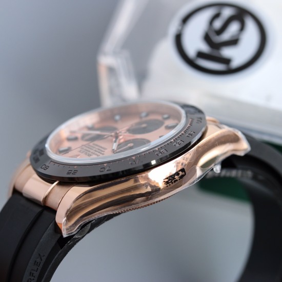 顶级做工KS出品:劳力士 恒动宇宙计时型迪通拿 【尺寸】40MM【表镜】抗刮损蓝水晶玻璃 防反光凸透式放大日历窗【表壳】上链表冠,旋入式三扣锁三重防水系统【机芯】采用7750机芯,高效精准稳定【表带】腕表搭配折叠式表扣,且表扣具有微调装置,可以调到非常的贴合手腕 折叠扣 超强夜光 防水大于100米 顶级做工KS出品:劳力士 恒动宇宙计时型迪通拿 【尺寸】40MM【表镜】抗刮损蓝水晶玻璃 防反光凸透式放大日历窗【表壳】上链表冠,旋入式三扣锁三重防水系统【机芯】采用7750机芯,高效精准稳定【表带】腕表搭配折叠式表扣,且表扣具有微调装置,可以调到非常的贴合手腕 折叠扣 超强夜光 防水大于100米