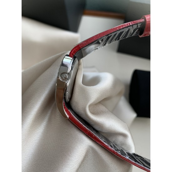 还是质感细节,超伯爵69Limelight Gala腕表超级版,正品级、腕表尺寸32mm运用一流的壳套打磨工艺,诠释伯爵优雅气质。.采用定制版瑞士石英机芯,续航给力,走时稳健,零返修。镶饰60颗明亮式切割钻(约0.92克拉)。表扣镶饰单颗明亮式切割施华洛世奇水钻(约0.01克拉)动人线条衬托优雅气质 还是质感细节,超伯爵69Limelight Gala腕表超级版,正品级、腕表尺寸32mm运用一流的壳套打磨工艺,诠释伯爵优雅气质。.采用定制版瑞士石英机芯,续航给力,走时稳健,零返修。镶饰60颗明亮式切割钻(约0.92克拉)。表扣镶饰单颗明亮式切割施华洛世奇水钻(约0.01克拉)动人线条衬托优雅气质