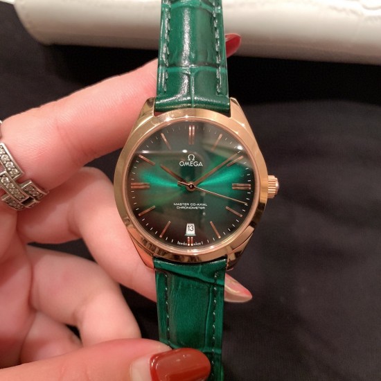 ★实拍 欧米茄-OMEGA 欧米茄碟飞名典系列 女士腕表 欧米茄名典腕表诞生于1949年,其纤薄而典雅的金质表壳别具一格,内部搭载的超薄机芯极具传奇色彩。渐变色弧面表盘,搭配抛光18K金指针,6点位设置有日历窗口,34mm玫瑰金表壳配以多色双面意大利牛皮表带。低调的奢华,简约而不简单. ★实拍 欧米茄-OMEGA 欧米茄碟飞名典系列 女士腕表 欧米茄名典腕表诞生于1949年,其纤薄而典雅的金质表壳别具一格,内部搭载的超薄机芯极具传奇色彩。渐变色弧面表盘,搭配抛光18K金指针,6点位设置有日历窗口,34mm玫瑰金表壳配以多色双面意大利牛皮表带。低调的奢华,简约而不简单.