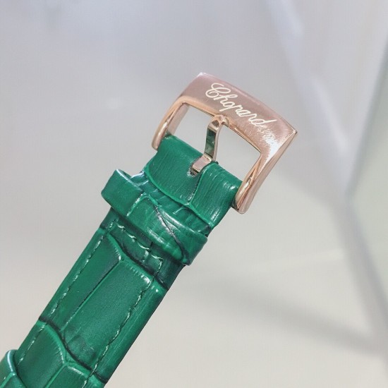 实拍 新品绿色 萧邦Happy Sport腕表精钢为材质,风格优雅而妩媚,搭载一枚由萧邦制表厂自制的全新瑞士石英机芯,以欢庆Happy Sport系列问世25周年纪念。腕表的双色表壳呈现如丝般的美妙色彩渐变,粉色珍珠母贝表盘质地精雅、纹理分明,与小牛皮表带相得益彰,堪称凝聚萧邦精髓的结晶之作,蓝宝石玻璃,尺寸36mm。 实拍 新品绿色 萧邦Happy Sport腕表精钢为材质,风格优雅而妩媚,搭载一枚由萧邦制表厂自制的全新瑞士石英机芯,以欢庆Happy Sport系列问世25周年纪念。腕表的双色表壳呈现如丝般的美妙色彩渐变,粉色珍珠母贝表盘质地精雅、纹理分明,与小牛皮表带相得益彰,堪称凝聚萧邦精髓的结晶之作,蓝宝石玻璃,尺寸36mm。