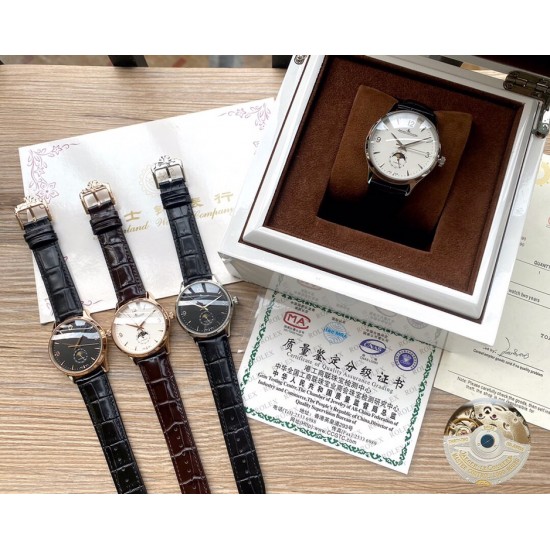 积家 Jaeger Lecoultre 大师系列,经典大三针搭载月相设计,采用全自动机械机芯,进口小牛皮表带,矿物质超强镜面,尺寸43*13mm! 积家 Jaeger Lecoultre 大师系列,经典大三针搭载月相设计,采用全自动机械机芯,进口小牛皮表带,矿物质超强镜面,尺寸43*13mm!
