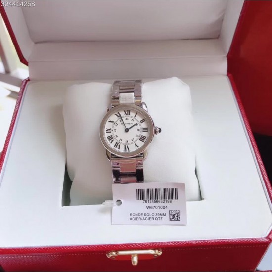 商品编卡地亚 CARTIER 伦敦系列情侣对表 ,原装开模,直径:中号36mm 小号29.5mm,自带真鳄鱼皮表带。原装瑞士石英机芯(机芯外观与原装一致)精钢可互换表带。实拍,欢迎转发!三杰实拍复刻1:1 高端产品商品规格:默认规格 商品编卡地亚 CARTIER 伦敦系列情侣对表 ,原装开模,直径:中号36mm 小号29.5mm,自带真鳄鱼皮表带。原装瑞士石英机芯(机芯外观与原装一致)精钢可互换表带。实拍,欢迎转发!三杰实拍复刻1:1 高端产品商品规格:默认规格