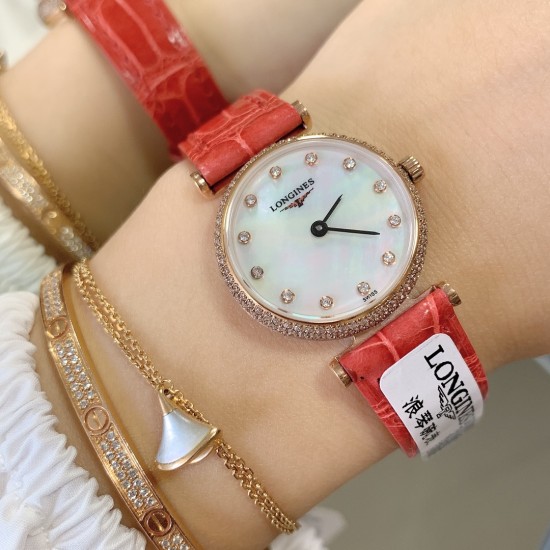实拍 LONGINES【浪琴】新款女士腕表小巧精致,以钻石装饰、搭配色彩鲜明鳄鱼皮表带,优雅藏在细节里,时尚高雅的来凸显个人风格,优雅地停留在手腕,纯钢表壳,瑞士机芯,蓝宝石镜面, 实拍 LONGINES【浪琴】新款女士腕表小巧精致,以钻石装饰、搭配色彩鲜明鳄鱼皮表带,优雅藏在细节里,时尚高雅的来凸显个人风格,优雅地停留在手腕,纯钢表壳,瑞士机芯,蓝宝石镜面,