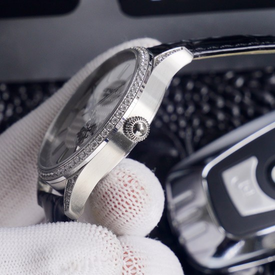 2⃣0⃣2⃣0⃣最新款百达翡丽《Patek Philippe》月[月亮]相[太阳]系列！九字位日月星辰功能，独特的4时位小秒logo，搭载原装进口call8219月相机芯(0返修0售后），蓝宝石玻璃镜面，进口意大利牛皮 ，（可配钢带）尺寸40mm，厚度10mm，三度防水性能，简约商外观，让你感受傲慢绅士气息，完美彰显其百达翡丽腕表的皇家血统，值得全球称赞。⚠️请认准独家品质