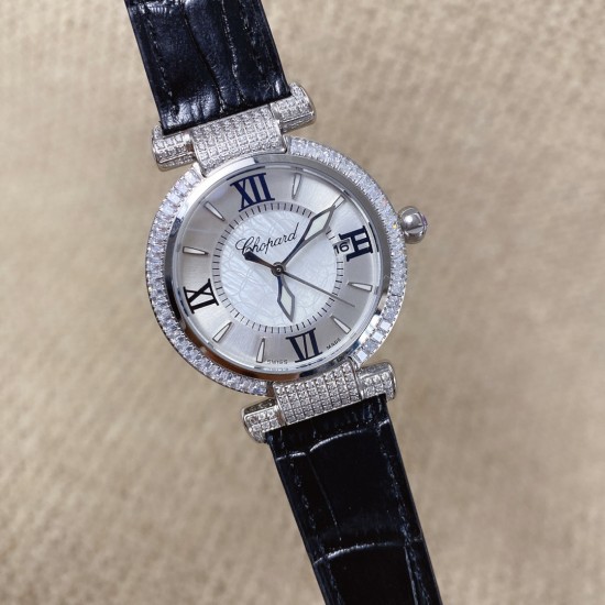 ★实拍 萧邦 CHOPARD IMPERIALE 系列腕表。独特风格带您走进一个新阶段并且成功塑造了崇尚自我表达和与众不同的生活化概念,316精钢材质,此表款全手工镶嵌施华洛世奇水晶钻,成为了美式奢侈生活风格的代表!进口石英机芯以及精细做工,佩戴贴手舒适,设计风格简约明朗。充满奢华璀璨的气息,光彩夺人、让你瞬间提升华丽的气质 ! ★实拍 萧邦 CHOPARD IMPERIALE 系列腕表。独特风格带您走进一个新阶段并且成功塑造了崇尚自我表达和与众不同的生活化概念,316精钢材质,此表款全手工镶嵌施华洛世奇水晶钻,成为了美式奢侈生活风格的代表!进口石英机芯以及精细做工,佩戴贴手舒适,设计风格简约明朗。充满奢华璀璨的气息,光彩夺人、让你瞬间提升华丽的气质 !