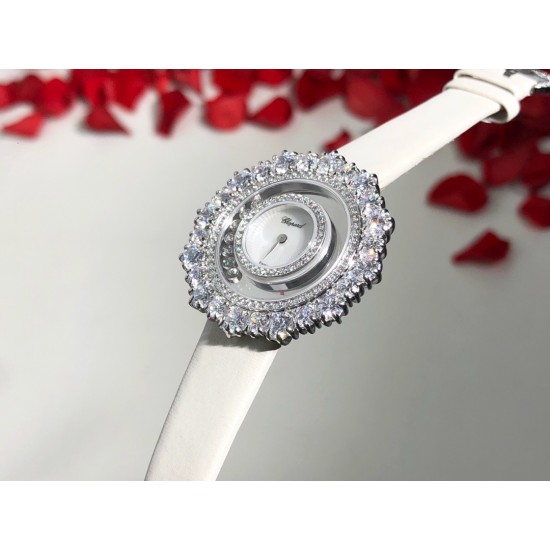 实拍 萧邦Happy Diamonds系列特别款 枫叶美丽并寓意着坚毅精神!即代表永恒爱情送给恋人,也代表对美好的回忆,可送给一路陪伴的朋友,还代表一种岁月的轮回。1比1超前做工同步首发!表面配置三块蓝宝石防刮玻璃,瑞士朗达机芯,尺寸:外径34mm内径14mm。表带14✖️12。 实拍 萧邦Happy Diamonds系列特别款 枫叶美丽并寓意着坚毅精神!即代表永恒爱情送给恋人,也代表对美好的回忆,可送给一路陪伴的朋友,还代表一种岁月的轮回。1比1超前做工同步首发!表面配置三块蓝宝石防刮玻璃,瑞士朗达机芯,尺寸:外径34mm内径14mm。表带14✖️12。