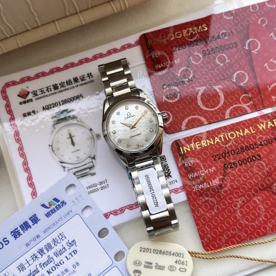 官网爆款来袭,挑战完美精致,《真钻真芯》欧米茄海马系列Aqua Terra女士腕表环镶璀璨美钻,诠释精致迷人风范。这款精钢腕表采用对称设计28毫米表径,非常秀气、精美绝伦!配备有光泽的母贝表盘,12枚钻石刻度贴镶于镀铑托槽之上。指针亦经过镀铑处理,表背于波纹背景之上浮雕欧米茄海马徽章图案。腕表搭配精钢表链,内部搭载欧米茄4061机芯,带GTC证书出货! 官网爆款来袭,挑战完美精致,《真钻真芯》欧米茄海马系列Aqua Terra女士腕表环镶璀璨美钻,诠释精致迷人风范。这款精钢腕表采用对称设计28毫米表径,非常秀气、精美绝伦!配备有光泽的母贝表盘,12枚钻石刻度贴镶于镀铑托槽之上。指针亦经过镀铑处理,表背于波纹背景之上浮雕欧米茄海马徽章图案。腕表搭配精钢表链,内部搭载欧米茄4061机芯,带GTC证书出货!
