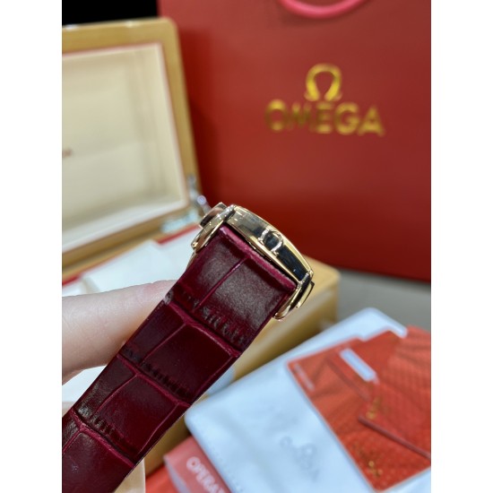 年关将至,中国红。新款来袭!欧米伽/OMEGA星座系列最经典的一款 很多客人在找外圈带钻的欧米伽 此款硬货来了,此款星座系列中国红钻石女表,手表直径34mm.采用日本1731机械机芯,(1:1)防炫目蓝宝石镜面,手表全套316L钢材,女士专用折叠扣。字面一级天然河贝母面镶嵌钻石刻度奢侈典雅.底盖为透视玻璃蓝宝石,机芯甲板采用欧米茄一贯批花风格,显示出超强立体感。搭配深红色鳄鱼皮、牛皮俩种选择。 年关将至,中国红。新款来袭!欧米伽/OMEGA星座系列最经典的一款 很多客人在找外圈带钻的欧米伽 此款硬货来了,此款星座系列中国红钻石女表,手表直径34mm.采用日本1731机械机芯,(1:1)防炫目蓝宝石镜面,手表全套316L钢材,女士专用折叠扣。字面一级天然河贝母面镶嵌钻石刻度奢侈典雅.底盖为透视玻璃蓝宝石,机芯甲板采用欧米茄一贯批花风格,显示出超强立体感。搭配深红色鳄鱼皮、牛皮俩种选择。