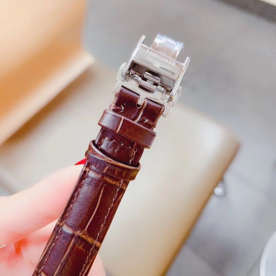 皮带钢带同价机械「Longines开创者系列 赵丽颖 同款型号:L2.320.4.11.6(可佩戴原装质感牛皮)这是浪琴首个所有表款均被授以瑞士天文台认证(COSC)的腕表系列。此款女表采用超薄进口西铁城6t15机芯- 直径30 蓝宝石玻璃镜面防刮效果 316精钢打造与原装一样细节标准 背透设计清晰可见机芯的律动,出席任何场合尽显优雅个性真我态度。钻石圈口璀璨夺目非你莫属! 皮带钢带同价机械「Longines开创者系列 赵丽颖 同款型号:L2.320.4.11.6(可佩戴原装质感牛皮)这是浪琴首个所有表款均被授以瑞士天文台认证(COSC)的腕表系列。此款女表采用超薄进口西铁城6t15机芯- 直径30 蓝宝石玻璃镜面防刮效果 316精钢打造与原装一样细节标准 背透设计清晰可见机芯的律动,出席任何场合尽显优雅个性真我态度。钻石圈口璀璨夺目非你莫属!