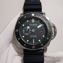 沛纳海新款系列:SUBMERSIBLE 潜行系列型号:PAM00683尺寸:直径47mm,厚度15mm玻璃:高硬度矿物质玻璃圈口:可逆时针方向旋转陶瓷圈口表带:舒适硅胶带表扣:原装针扣机芯:装配天津全自动机芯至臻精品，魅力呈现，欢迎转载