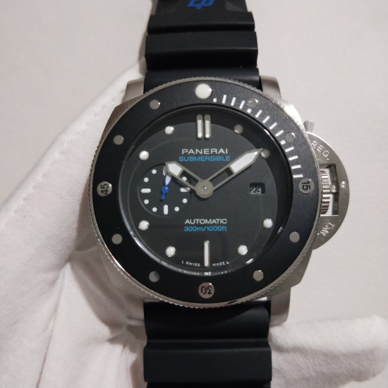 沛纳海新款系列:SUBMERSIBLE 潜行系列型号:PAM00683尺寸:直径47mm,厚度15mm玻璃:高硬度矿物质玻璃圈口:可逆时针方向旋转陶瓷圈口表带:舒适硅胶带表扣:原装针扣机芯:装配天津全自动机芯至臻精品，魅力呈现，欢迎转载