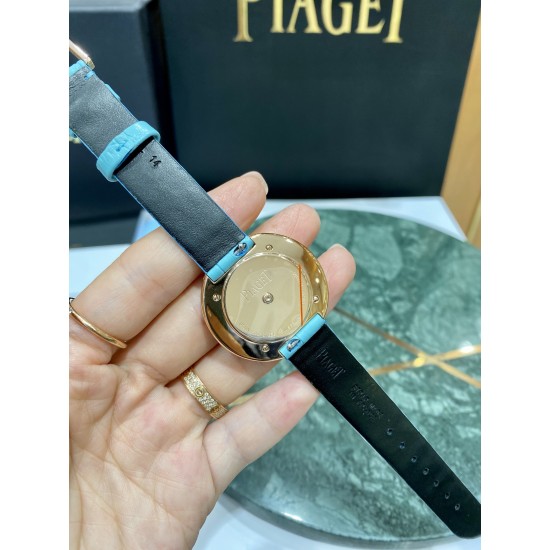 伯爵“时来运转”顶级奢侈品入门款四月季新配色 “蓝宝石”表面 拥有天然的蓝色变彩,展现独特的梦幻气息第一眼看到它的时候我一眼就中,首先是外观设计足够百搭,旋转式表圈可自由转动,外层一圈可来回转动 很有寓意、一起“转动,遇见非凡”。百搭中号34尺寸!上手很秀气,宝蓝色鳄鱼皮可轻松拆卸 看上去就高端,机芯采用瑞士进口石英机芯,螺旋式表圈316L精钢打磨抛光 表面光亮如镜、表盘内圈钻石刻度 11颗⭕️圆形美钻、外圈42颗圆形美钻 伯爵“时来运转”顶级奢侈品入门款四月季新配色 “蓝宝石”表面 拥有天然的蓝色变彩,展现独特的梦幻气息第一眼看到它的时候我一眼就中,首先是外观设计足够百搭,旋转式表圈可自由转动,外层一圈可来回转动 很有寓意、一起“转动,遇见非凡”。百搭中号34尺寸!上手很秀气,宝蓝色鳄鱼皮可轻松拆卸 看上去就高端,机芯采用瑞士进口石英机芯,螺旋式表圈316L精钢打磨抛光 表面光亮如镜、表盘内圈钻石刻度 11颗⭕️圆形美钻、外圈42颗圆形美钻