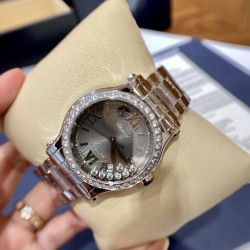 《YF出品》萧邦Happy Diamonds系列在女士腕表当中非常具有标志性，这款腕表拥有36和30毫米的腕表直径，对于大部分女士来说这个尺寸刚刚好。极具标志性的表壳设计搭配银色表盘，盘面上转动的钻石是萧邦Happy Diamonds最大的亮点设计所在。腕表搭载了自动上链机芯，能够为腕表提供42个小时的动力储存。。。YF臻品（2021新鲜上市）：萧邦HAPPY DIAMONDS系列274893-5003腕表（精钢-玫瑰金-白色贝壳表盘，7颗彩色活动钻石，2892-2全自动机械，36毫米）