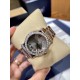 《YF出品》萧邦Happy Diamonds系列在女士腕表当中非常具有标志性,这款腕表拥有36和30毫米的腕表直径,对于大部分女士来说这个尺寸刚刚好。极具标志性的表壳设计搭配银色表盘,盘面上转动的钻石是萧邦Happy Diamonds最大的亮点设计所在。腕表搭载了自动上链机芯,能够为腕表提供42个小时的动力储存。。。YF臻品(2021新鲜上市):萧邦HAPPY DIAMONDS系列274893-5003腕表(精钢-玫瑰金-白色贝壳表盘,7颗彩色活动钻石,2892-2全自动机械,36毫米) 《YF出品》萧邦Happy Diamonds系列在女士腕表当中非常具有标志性,这款腕表拥有36和30毫米的腕表直径,对于大部分女士来说这个尺寸刚刚好。极具标志性的表壳设计搭配银色表盘,盘面上转动的钻石是萧邦Happy Diamonds最大的亮点设计所在。腕表搭载了自动上链机芯,能够为腕表提供42个小时的动力储存。。。YF臻品(2021新鲜上市):萧邦HAPPY DIAMONDS系列274893-5003腕表(精钢-玫瑰金-白色贝壳表盘,7颗彩色活动钻石,2892-2全自动机械,36毫米)