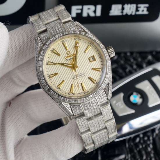 原版复刻 欧米茄镶钻系列,直径40mm,厚度9mm,所有配零件与官版互通!尺寸重量均与正版一致!【机芯】ETA2824机芯,所有机芯出厂均严格调试确保走时精准。【表壳表扣】与原版一致材质的316L精钢表壳搭配316L精钢表带/原装保险扣,表扣跟原装一样是镶钻的,3.表带的每一节带粒都是镶有三排钻石的,完全吻合原版【表镜】抗刮损蓝水晶玻璃采用进口南非钻,历经数日的手工镶嵌而成,不易掉钻。是手表中一款比较超薄的机械表,质量保证,价格贴心!拥有即贴心!⚠️请认准独家品质 原版复刻 欧米茄镶钻系列,直径40mm,厚度9mm,所有配零件与官版互通!尺寸重量均与正版一致!【机芯】ETA2824机芯,所有机芯出厂均严格调试确保走时精准。【表壳表扣】与原版一致材质的316L精钢表壳搭配316L精钢表带/原装保险扣,表扣跟原装一样是镶钻的,3.表带的每一节带粒都是镶有三排钻石的,完全吻合原版【表镜】抗刮损蓝水晶玻璃采用进口南非钻,历经数日的手工镶嵌而成,不易掉钻。是手表中一款比较超薄的机械表,质量保证,价格贴心!拥有即贴心!⚠️请认准独家品质