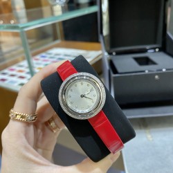 全网女生听我的！买它…❤️。     伯爵“时来运转”顶级奢侈品入门款精致的 29mm尺寸大小！第一眼看到它的时候我一眼就中，首先是外观设计足够百搭，➕上外层一圈可来回转动 很有寓意、一起“转动，遇见非凡”。上手很秀气，彩色鳄鱼皮可轻松拆卸 看上去就高端，机芯采用瑞士进口石英机芯，螺旋式表圈316L精钢打磨抛光 表面光亮如镜、表盘内圈钻石刻度 11颗⭕️圆形美钻（约0.07克拉）外圈一颗圆形美钻（约0.05克拉）