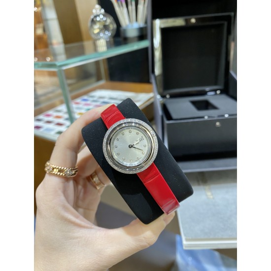 全网女生听我的!买它…❤️。 伯爵“时来运转”顶级奢侈品入门款精致的 29mm尺寸大小!第一眼看到它的时候我一眼就中,首先是外观设计足够百搭,➕上外层一圈可来回转动 很有寓意、一起“转动,遇见非凡”。上手很秀气,彩色鳄鱼皮可轻松拆卸 看上去就高端,机芯采用瑞士进口石英机芯,螺旋式表圈316L精钢打磨抛光 表面光亮如镜、表盘内圈钻石刻度 11颗⭕️圆形美钻(约0.07克拉)外圈一颗圆形美钻(约0.05克拉) 全网女生听我的!买它…❤️。 伯爵“时来运转”顶级奢侈品入门款精致的 29mm尺寸大小!第一眼看到它的时候我一眼就中,首先是外观设计足够百搭,➕上外层一圈可来回转动 很有寓意、一起“转动,遇见非凡”。上手很秀气,彩色鳄鱼皮可轻松拆卸 看上去就高端,机芯采用瑞士进口石英机芯,螺旋式表圈316L精钢打磨抛光 表面光亮如镜、表盘内圈钻石刻度 11颗⭕️圆形美钻(约0.07克拉)外圈一颗圆形美钻(约0.05克拉)