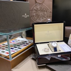 表中之王——百达翡丽   2021新款百达古典系列女款，型号7200R-001，表盘字面采用与官方一致乳白色粒纹表盘和金质立体字块，蓝宝石双卜玻璃，搭配超薄全自动机械机芯cal.240，超薄款牛皮，针扣款式与官方一致，表径34.6mm，厚度9.5mm，颜值真的不输积家卡地亚呀越看越美[哇]