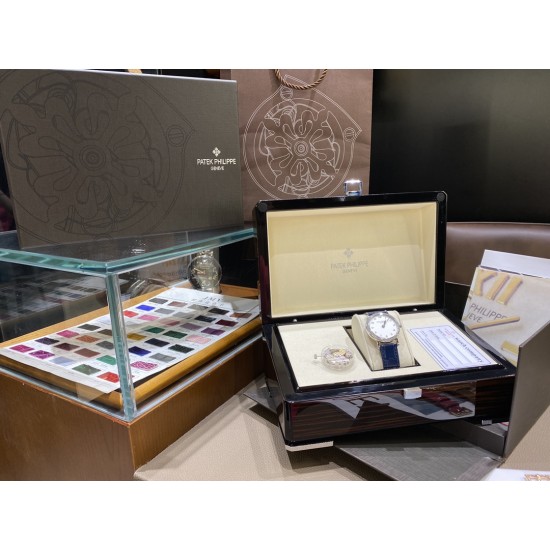 表中之王——百达翡丽   2021新款百达古典系列女款，型号7200R-001，表盘字面采用与官方一致乳白色粒纹表盘和金质立体字块，蓝宝石双卜玻璃，搭配超薄全自动机械机芯cal.240，超薄款牛皮，针扣款式与官方一致，表径34.6mm，厚度9.5mm，颜值真的不输积家卡地亚呀越看越美[哇]