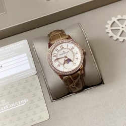 实拍 v18出品 狠货来袭 石英最高版本积家 约会大师系列  最新日月星辰  烤蓝针 表盘：立体太阳纹路、镶钻表盘、台湾厂立体数字真！太阳月亮浮现出立体效果！壳套：珠宝镶钻表壳、316L精钢、深度防水！玻璃：采用蓝宝石水晶表镜针：瑞士进口烤蓝色针表带：美洲鳄鱼皮表带尺寸：直径33mm，厚度8.5mm机芯：瑞士进口机芯瑞士质量保证零0⃣️返修 深度防水！