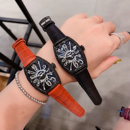 ✔️✔️法兰克穆勒 FranckMuller 36mm*45mm酒桶型表壳和夸张的弧度设计满足了小女生对FM的热爱✔️✔️