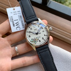 史上最稳定的三针机芯 9015型全自动机械机芯GTR厂新品发布，高端品质、独特风格！万国男士腕表，简约大三针设计，搭载日本进口9015原装机械机芯，做到好口碑，零故障的品质！采用316顶级纯精钢打磨，防刮蓝宝石玻璃镜面！深度防水尺寸：40mmx10mm.腕表搭配耐用的织物表带，整体风格更为硬汉粗旷。织物表带相对于皮带而言更为耐造，于此同时也呼应了整体的设计。为佩戴者提供了更舒适的佩戴感受！纯自然光拍摄 零P图实物超赞
