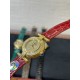 鳄鱼皮新品发布 奢华版满天星镶钻表盘卡地亚小旋风must de小金表vintage中古断货王，性价比高闭眼入。神仙颜值美绝trinity，小孩子才做选择，成年人都是all in![色]表径24mm，超薄厚度5.8mm，搭载瑞士石英机芯，罗马刻度奶油盘，简洁大两针，后镶天然美钻搭配鳄鱼皮表带更奢华超级闪。可仙可盐可甜，精致优雅上手绝美。时尚是一个经典的轮回～说不定今年的复古风，你就是走得最驾轻就熟的一个。推荐指数：⭐⭐⭐⭐⭐