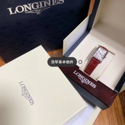 实拍 浪琴-Longines 全新蓝色 戴卓维纳系列 精致两针半女士腕表   高端配置 搭配精准进口石英机芯   拱形双卜蓝宝石玻璃 进口牛皮/316精钢表带  直径30*21mm厚7mm ❤浪琴表自然少不了优雅华丽的女士腕表，黛绰维纳系列腕表，每一枚都充满了浓郁的意式风情，无论是漫步于罗马的街头巷尾,还是享受迷人的海滨时光,黛绰维纳系列都会是最动人的景色。