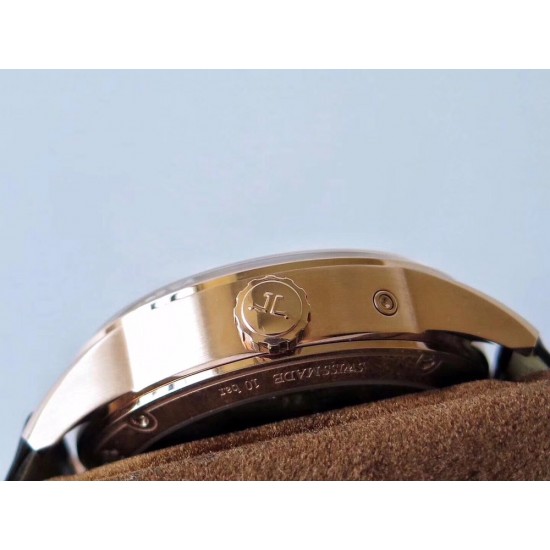 男人魅力新款 Jaeger-LeCoultre 积家 北宸系列 Geographic WT 地理学家世界时腕表采用蓝黑渐变色与全黑色表盘 腕表的凸缘显示全球24个时区 佩戴者可透过10时位置的表冠设定 尺寸42mm表壳 316L钢壳 搭配拱蓝宝石“锅盖”镜面 复刻版:936A/1自动上链 技术无与伦比 城市名部分以乳白色为基底 2时位置的日历显示 6时位置的第二时区显示和10时位置的动力储存显示副表盘饰以太阳放射状饰纹 原装折叠扣! 男人魅力新款 Jaeger-LeCoultre 积家 北宸系列 Geographic WT 地理学家世界时腕表采用蓝黑渐变色与全黑色表盘 腕表的凸缘显示全球24个时区 佩戴者可透过10时位置的表冠设定 尺寸42mm表壳 316L钢壳 搭配拱蓝宝石“锅盖”镜面 复刻版:936A/1自动上链 技术无与伦比 城市名部分以乳白色为基底 2时位置的日历显示 6时位置的第二时区显示和10时位置的动力储存显示副表盘饰以太阳放射状饰纹 原装折叠扣!