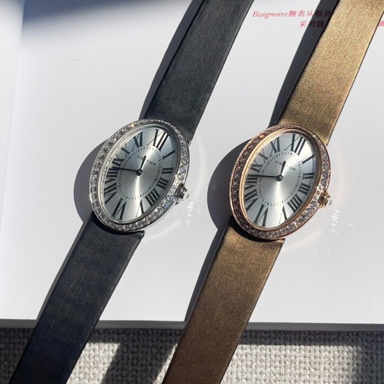 Baignoire de Cartier / oval shape / silver with diamonds Width 28mm . length 39mm 卡地亚创新与复古撞击的审美 / Baignoire腕表卡地亚浴缸系列,法式优雅的椭圆形设计搭配柔软绢丝表带,便捷式折叠表扣,略微弯曲的表壳完美贴合手腕曲线,配载瑞士石英机芯,淬火钢蓝剑形指针,耐磨损镜面,宽度28mm ,长度39mm Baignoire de Cartier / oval shape / silver with diamonds Width 28mm . length 39mm 卡地亚创新与复古撞击的审美 / Baignoire腕表卡地亚浴缸系列,法式优雅的椭圆形设计搭配柔软绢丝表带,便捷式折叠表扣,略微弯曲的表壳完美贴合手腕曲线,配载瑞士石英机芯,淬火钢蓝剑形指针,耐磨损镜面,宽度28mm ,长度39mm