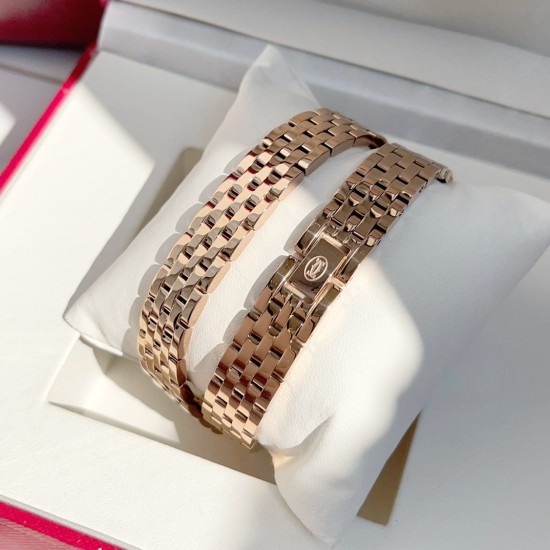 Panthre de Cartier / double chain Width 22mm.Length 30mm. Chain length 44cm卡地亚猎豹系列腕表/双圈表链宽度22mm 长度30mm 链条长度44cm瑞士进口石英机芯,316L精钢表壳表链。蓝晶石表冠,蓝宝石镜面,淬火钢蓝指针,双圈环绕链条,便捷珠宝扣。 Panthre de Cartier / double chain Width 22mm.Length 30mm. Chain length 44cm卡地亚猎豹系列腕表/双圈表链宽度22mm 长度30mm 链条长度44cm瑞士进口石英机芯,316L精钢表壳表链。蓝晶石表冠,蓝宝石镜面,淬火钢蓝指针,双圈环绕链条,便捷珠宝扣。