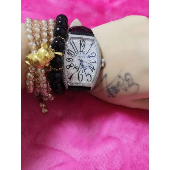 法穆兰 Franck Muller 是深受时尚白领及众多明星追捧的顶级腕表品牌,法兰克穆勒的标志性特征是其酒桶型表壳和夸张的弧度设计,同时也拥有精湛的制表工艺,法兰克穆勒手表凝聚了无限心血、承载了无尽情感,是鉴赏家眼中出类拔萃、独一无二的完美杰作。尺寸32mm*45mm*12mm。 法穆兰 Franck Muller 是深受时尚白领及众多明星追捧的顶级腕表品牌,法兰克穆勒的标志性特征是其酒桶型表壳和夸张的弧度设计,同时也拥有精湛的制表工艺,法兰克穆勒手表凝聚了无限心血、承载了无尽情感,是鉴赏家眼中出类拔萃、独一无二的完美杰作。尺寸32mm*45mm*12mm。