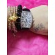 法穆兰 Franck Muller 是深受时尚白领及众多明星追捧的顶级腕表品牌,法兰克穆勒的标志性特征是其酒桶型表壳和夸张的弧度设计,同时也拥有精湛的制表工艺,法兰克穆勒手表凝聚了无限心血、承载了无尽情感,是鉴赏家眼中出类拔萃、独一无二的完美杰作。尺寸32mm*45mm*12mm。 法穆兰 Franck Muller 是深受时尚白领及众多明星追捧的顶级腕表品牌,法兰克穆勒的标志性特征是其酒桶型表壳和夸张的弧度设计,同时也拥有精湛的制表工艺,法兰克穆勒手表凝聚了无限心血、承载了无尽情感,是鉴赏家眼中出类拔萃、独一无二的完美杰作。尺寸32mm*45mm*12mm。