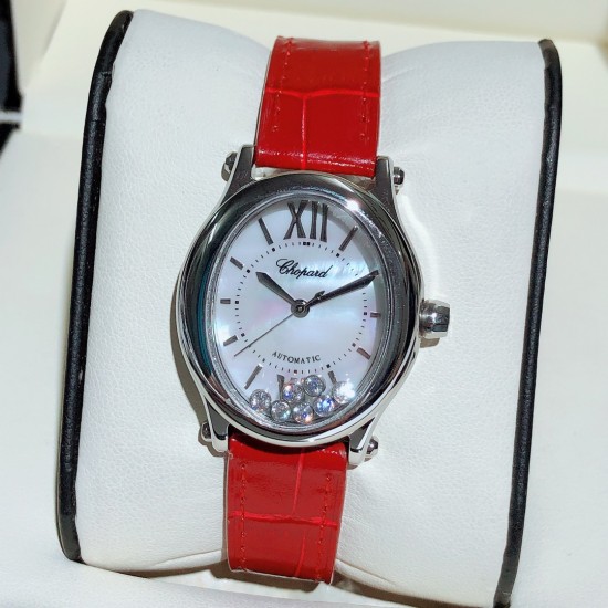 实拍 萧邦-ChopardHappy Sport Oval 石英版本腕表精钢表壳制表工艺与优雅美学风格巧妙结合,以此来展示女性魅力和技术性能。玫瑰金真空电镀材质,既优雅又时尚,以圆润柔美的曲线演绎隽永女性魅力。萧邦对象征永恒的椭圆形展现新颖诠释,打造出一款献给女性的臻礼,许下一个象征快乐的诚挚诺言。Happy Spor欢快嬉戏、自由旋转的水钻珠子在两片蓝宝石水晶之间愉悦轻舞。表壳 约30mm珍珠贝壳彩色表盘搭配光泽亮皮纹表带针扣穿戴C表扣。 实拍 萧邦-ChopardHappy Sport Oval 石英版本腕表精钢表壳制表工艺与优雅美学风格巧妙结合,以此来展示女性魅力和技术性能。玫瑰金真空电镀材质,既优雅又时尚,以圆润柔美的曲线演绎隽永女性魅力。萧邦对象征永恒的椭圆形展现新颖诠释,打造出一款献给女性的臻礼,许下一个象征快乐的诚挚诺言。Happy Spor欢快嬉戏、自由旋转的水钻珠子在两片蓝宝石水晶之间愉悦轻舞。表壳 约30mm珍珠贝壳彩色表盘搭配光泽亮皮纹表带针扣穿戴C表扣。