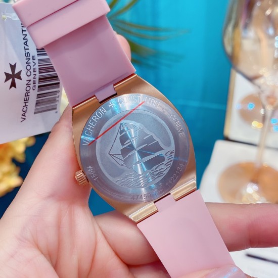 江诗丹顿-VACHERON CONSTANTIN纵横四海系列火热上市,突破传统,时尚优雅的多彩表带,可满足佩戴者在不同场合的需求,多样化的色彩设计演绎大胆而时尚的风格,江诗丹顿在装置时始终将舒适性放在首位,确保腕表完美贴合手腕,纯钢表壳,进口石英机芯,蓝宝石水晶玻璃,舒适胶质表带,采用原装针式表扣佩戴方便!尺寸:36.5mm 江诗丹顿-VACHERON CONSTANTIN纵横四海系列火热上市,突破传统,时尚优雅的多彩表带,可满足佩戴者在不同场合的需求,多样化的色彩设计演绎大胆而时尚的风格,江诗丹顿在装置时始终将舒适性放在首位,确保腕表完美贴合手腕,纯钢表壳,进口石英机芯,蓝宝石水晶玻璃,舒适胶质表带,采用原装针式表扣佩戴方便!尺寸:36.5mm
