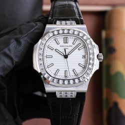 百达翡丽 运动优雅鹦鹉螺！表径40MM，极具奢华的镶施华洛世奇水钻，鹦鹉螺经典的圆润饱满的八角形外形搭配方形水钻更显高贵格调，成就了鹦鹉螺优雅而不失阳刚的经典运动款式。方钻表盘与表壳相呼应，浑然一体，经典的大三针悬于水钻之上，指针转动仿似流水不息、波涛汹涌，把动静之美皆呈现在精巧表盘之上。机芯百达翡丽324机芯，拥有极佳的稳定性，更将手表厚度控制到极致，佩戴更加舒适。