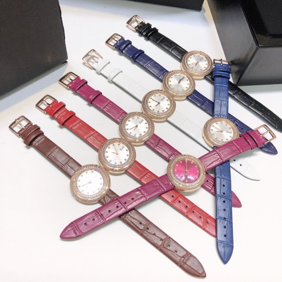 实拍 伯爵-PIAGET 女士腕表 瑞士石英机芯 316L精钢表壳 真牛皮表带 尺寸34*8mm 蓝宝石玻璃镜面 简约的设计,大胆而多彩的配色,以及旋转表圈是伯爵品牌 Possession腕表的特质所在。通过品牌制表师们天马星空的创意,将各个亮色的表带与贵金属、钻石、精钢材质相融,通过圆形盘面的演绎,令全新的 Possession腕表越发闪耀夺目,给人眼前一亮之感。 实拍 伯爵-PIAGET 女士腕表 瑞士石英机芯 316L精钢表壳 真牛皮表带 尺寸34*8mm 蓝宝石玻璃镜面 简约的设计,大胆而多彩的配色,以及旋转表圈是伯爵品牌 Possession腕表的特质所在。通过品牌制表师们天马星空的创意,将各个亮色的表带与贵金属、钻石、精钢材质相融,通过圆形盘面的演绎,令全新的 Possession腕表越发闪耀夺目,给人眼前一亮之感。