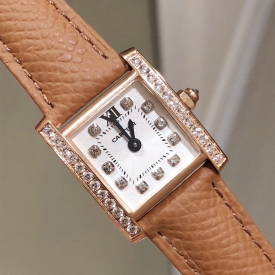 实拍卡地亚-CARTIER2020最新卡地亚法国坦克Cartier Tank Franaise系列,一款百搭性价比又高的手表 搭配全新专柜欧版风格定制的原厂表带,进口瑞士石英机芯。八角形表冠,镶嵌一颗凸圆形合成尖晶石,剑形蓝钢指针,蓝宝石水晶镜面,采用与原装一致的实心内罩,尺寸:25 x 20mm。佩戴舒适柔软服帖,上手显得高贵又典雅,很气质很女人独家货源。 实拍卡地亚-CARTIER2020最新卡地亚法国坦克Cartier Tank Franaise系列,一款百搭性价比又高的手表 搭配全新专柜欧版风格定制的原厂表带,进口瑞士石英机芯。八角形表冠,镶嵌一颗凸圆形合成尖晶石,剑形蓝钢指针,蓝宝石水晶镜面,采用与原装一致的实心内罩,尺寸:25 x 20mm。佩戴舒适柔软服帖,上手显得高贵又典雅,很气质很女人独家货源。