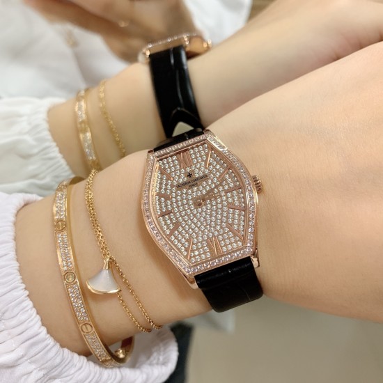 实拍 江诗丹顿-Vacheron Constantin 作为世界上历史悠久的钟表制造商从未停止生产,秉承悉力以赴,精益求精的品牌座右铭,其中有一款-Malte系列25530/000R-9742,经典酒桶型婉表,防磨水晶镜面,内部经反光处理,配置瑞士原装石英机芯,尺寸28.40*38.67毫米,厚度7.28毫米。表壳电镀18K白金/玫瑰金,表带有布绢带,牛皮带两种选择,针扣配带.市面最高版本,你值得拥有! 实拍 江诗丹顿-Vacheron Constantin 作为世界上历史悠久的钟表制造商从未停止生产,秉承悉力以赴,精益求精的品牌座右铭,其中有一款-Malte系列25530/000R-9742,经典酒桶型婉表,防磨水晶镜面,内部经反光处理,配置瑞士原装石英机芯,尺寸28.40*38.67毫米,厚度7.28毫米。表壳电镀18K白金/玫瑰金,表带有布绢带,牛皮带两种选择,针扣配带.市面最高版本,你值得拥有!