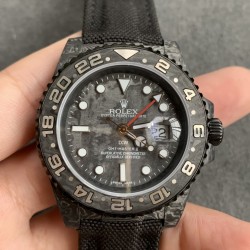 Diw新作勞力士超限量GMT-MASTER II  Diw团队重新制作了碳纤维表壳，同时包含表圈、面盘等零件也全都是碳纤维材质，其中碳纤维表圈上数字刻度首次采用全新碳纤维植丁技术（非填油）塑造丰富视觉层次，质感细腻。透视底盖可清楚展示正反快速调日历的劳力士专属cal.3186机芯。搭配柔软魔术贴表带和一体碳纤维表扣。首批量产提供4种颜色表盘可选，5种不同颜色风格表带。