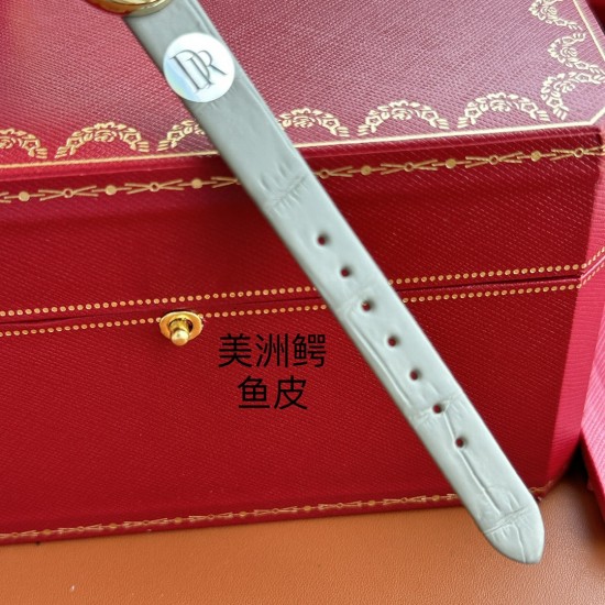 DR Factory 卡地亚Baignoire浴缸系列腕表,女神值得推荐的一款腕表!1⃣️典雅欧风浴缸形状,完美演绎卡地亚的经典美学,涌现腕表设计的焕新力量!2⃣️卡家又一经典之作浴缸系列。实物拿到手的时候大吃一惊,颜值高 !椭圆外型的感觉正是典雅欧风浴缸形状,这也太好看了吧!3⃣️Baignoire浴缸系列腕表,石英机芯。4⃣️镶嵌一颗凸圆形蓝宝石。5⃣️镀银表盘,剑形蓝钢指针,蓝宝石水晶镜面。奶奶灰 进口鳄鱼皮表带。6⃣️表壳尺寸:32x26毫米,厚度:8毫米 DR Factory 卡地亚Baignoire浴缸系列腕表,女神值得推荐的一款腕表!1⃣️典雅欧风浴缸形状,完美演绎卡地亚的经典美学,涌现腕表设计的焕新力量!2⃣️卡家又一经典之作浴缸系列。实物拿到手的时候大吃一惊,颜值高 !椭圆外型的感觉正是典雅欧风浴缸形状,这也太好看了吧!3⃣️Baignoire浴缸系列腕表,石英机芯。4⃣️镶嵌一颗凸圆形蓝宝石。5⃣️镀银表盘,剑形蓝钢指针,蓝宝石水晶镜面。奶奶灰 进口鳄鱼皮表带。6⃣️表壳尺寸:32x26毫米,厚度:8毫米