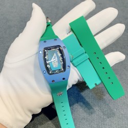 理查德米勒RM07-01最新限量款女神腕表！表壳采用先进陶瓷材质制造，彩色陶瓷系列延续了RICHARDMILLE独有设计风格，表壳与表带的撞色搭配，绚丽夺目，带来了无尽的夏日雅趣，玑镂刻花饰纹表盘进一步增强其现代与传统融合的主题。三色可选，进口自动机械，原装折叠表扣，尺寸31.245.514